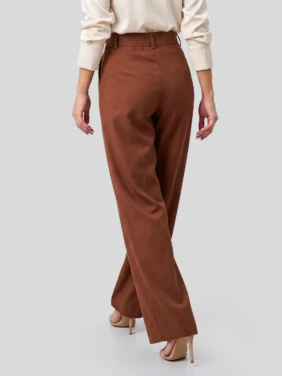 Calça pantalona marrom-café de costas, caimento da perna ampla