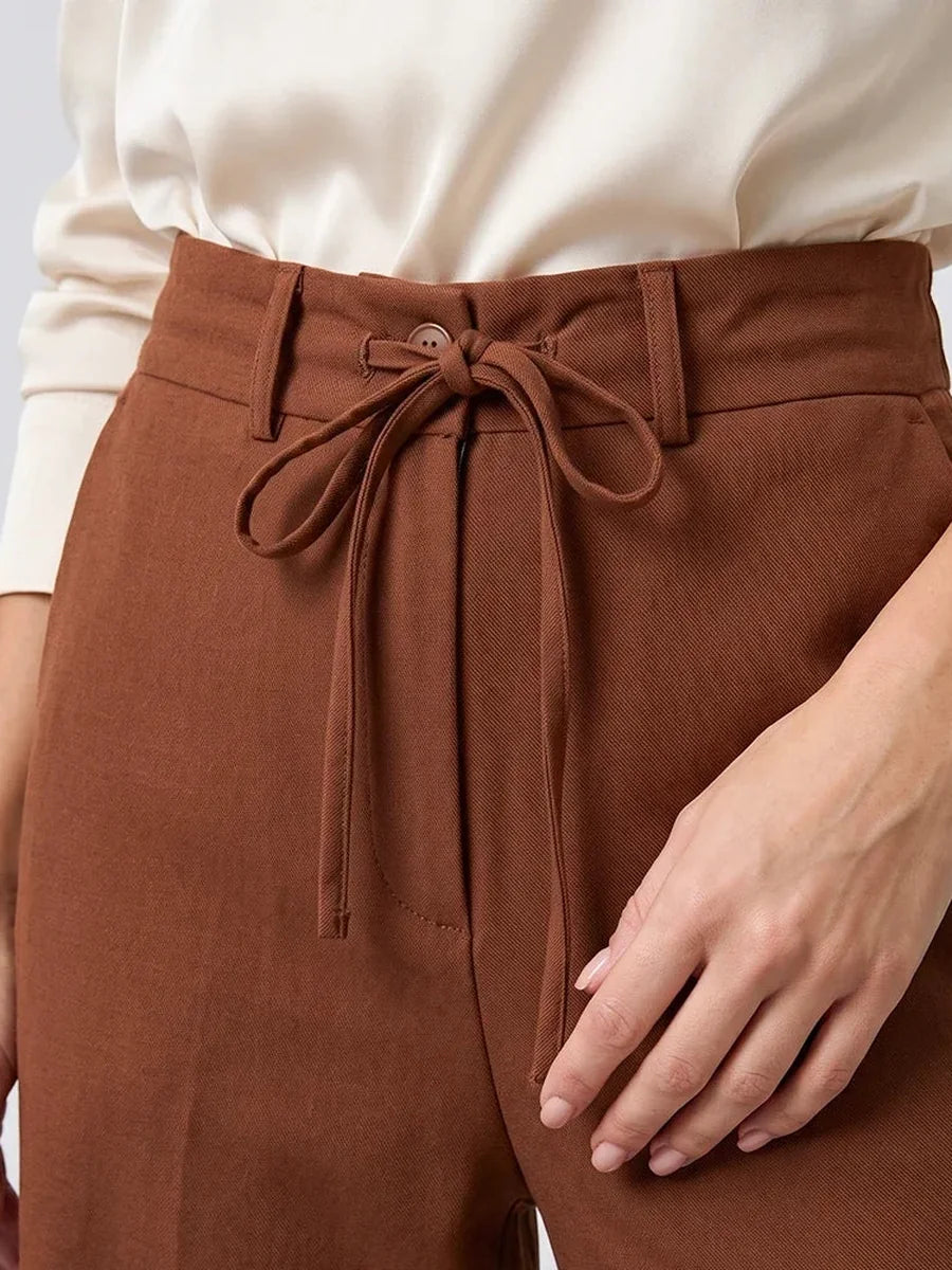 Detalhe da amarração na cintura da calça pantalona marrom-café